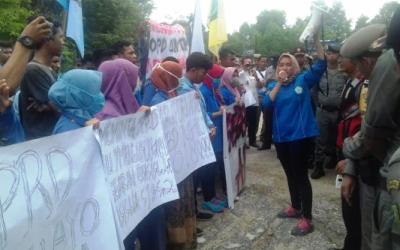 APBD Tak Kunjung Disahkan, Ikamihu Demo DPRD Inhu