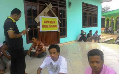 Kades Dituding Potong ADD, Kantor Desa di Segel