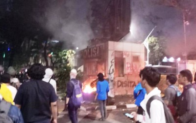 Massa Demo Bakar Pos Polisi Depan Hotel Mulia