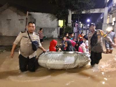 Polresta Tangerang Evakuasi Warga Banjir Tigaraksa
