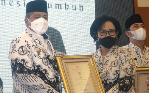 Bupati Alfedri Terima Penghargaan Dwija Praja Nugraha