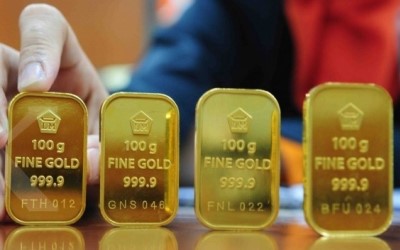 Harga Emas Merangkak Naik Jelang Akhir Pekan