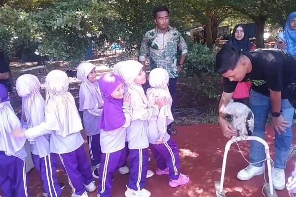 Outing Class Bernuansa Edukasi Satwa, TK Islam Riadhussholihin Tanamkan Cinta Hewan Sejak Dini