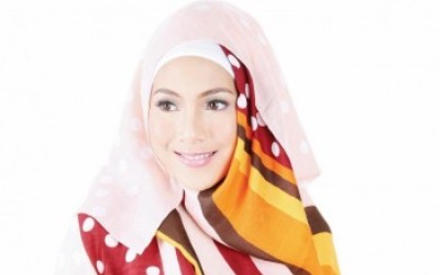 Tampil Cantik dengan Kreasi Hijab Motif Polkadot Aneka Warna