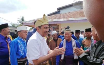 Syamsuar Pulang Kampung Pakai Sarung dan Tanjak