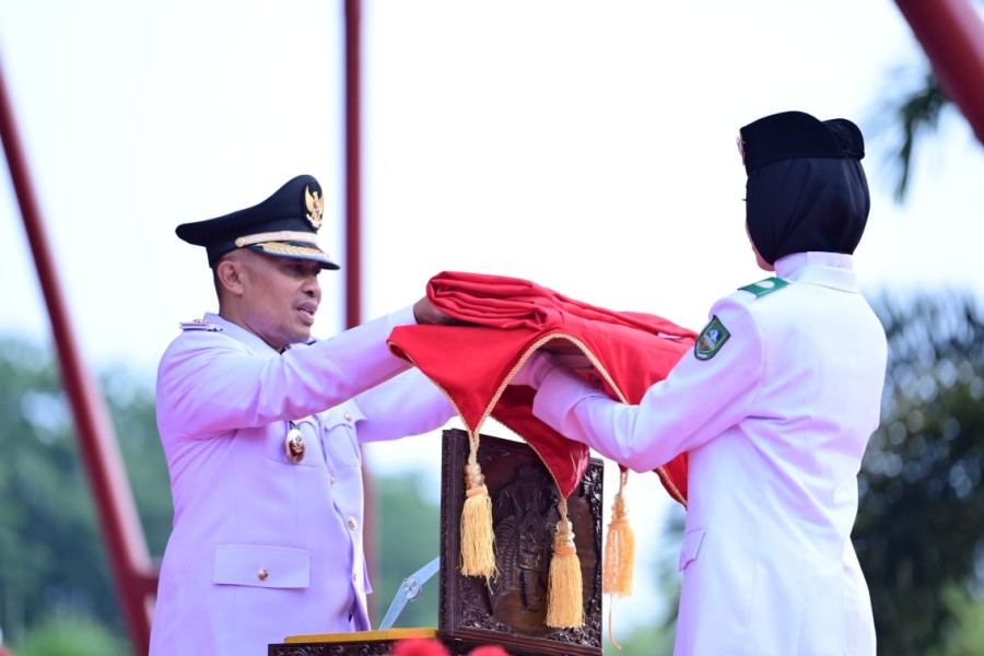 Wabup Bengkalis Bagus Santoso Pimpin Penurunan Sang Merah Putih Penuh Khidmat