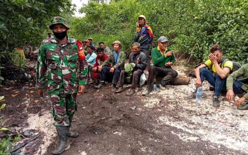 Warga Pulau Jemuar dan Babinsa Goro Bantaran Sungai