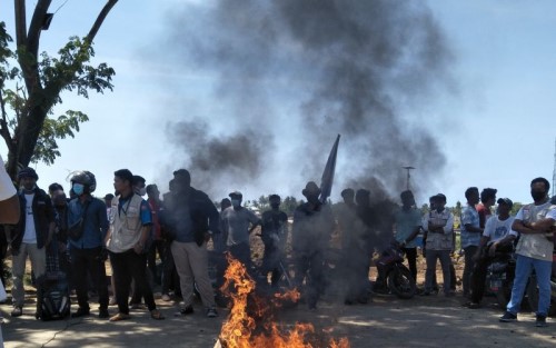 Ratusan Pemuda Blokir Jalan di Sirkuit Mandalika