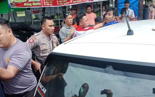 Debt Collector Tarik Mobil Depan Mapolres, Pemilik Teriak 