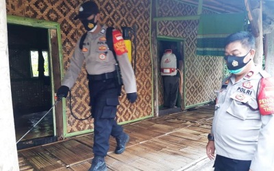 Polsek Tigaraksa Semprot Disinfektan dan Bagi Masker