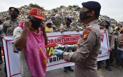 Brimob Polda Riau Berbagi Bersama Pemulung di Pekanbaru