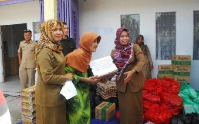 Lansia Terima Bantuan Sembako dari Dinsos Rohil