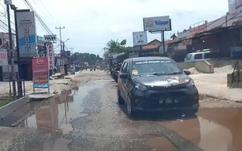 Anggota DPRD Kota Pekanbaru Sorot Kerusakan di Jalan Suka Karya