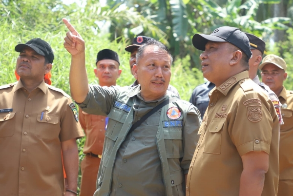 Bupati Rohul Tinjau Kerusakan Jembatan Sungai Kelubi, Komitmen Percepatan Perbaikan