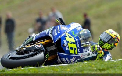 Rossi Tergelincir dan Meninggalkan Arena Balapan