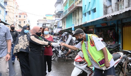 Rahma dan FKPD Bagikan Masker ke Pasar Ini Imbauannya