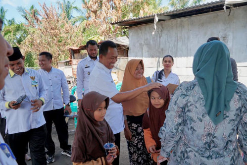 Wabup Rohil Serahkan Bantuan Korban Kebakaran Rumah