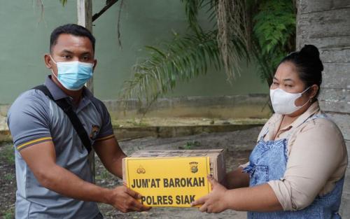 Polres Siak Bantu Warga Membutuhkan Melalui 'Jumat Barokah'