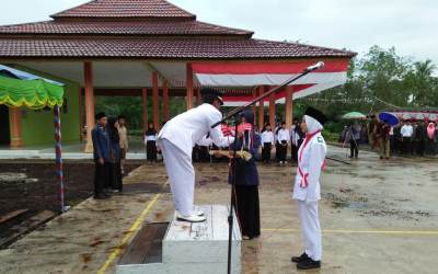 Hujan Warnai Pengibaran Merah Putih di Desa Anak Kamal