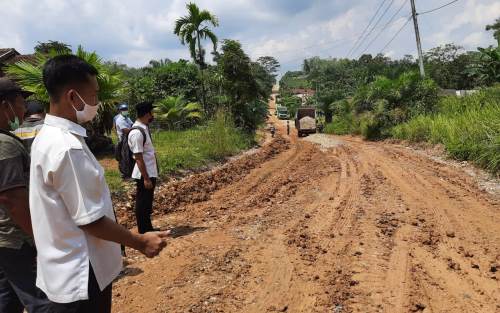 Protes dan Kecewa, Warga Pematang Jaya Tutup Jalan Desa