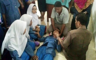 Pohon Sekolah di Tebang, Belasan Siswi Kesurupan