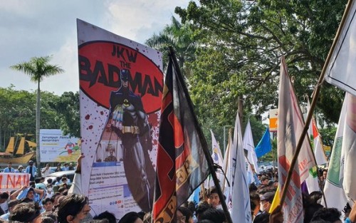 Tolak Kenaikan BBM, Mahasiswa Unri Demo Bawa Poster JKW THE BADMAN