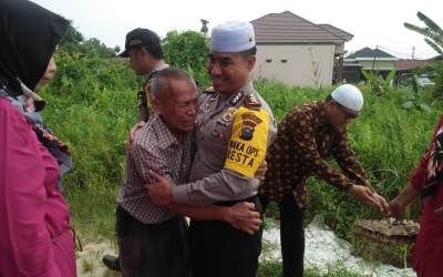 Polresta Pekanbaru Kunjungi Kakek Pengurus Masjid 