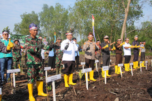 Polres Bengkalis Tanam 4000 Batang Mangrove di Desa Jangkang