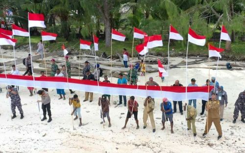 77 Meter Bendera Merah Putih Terbentang di Pulau Terluar Indonesia