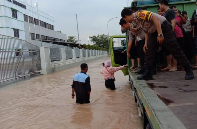 Polresta Tangerang Evakuasi Korban Banjir Panongan