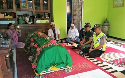 Melayat, Bentuk Kepedulian Kapolsek Lebakwangi ke Warga