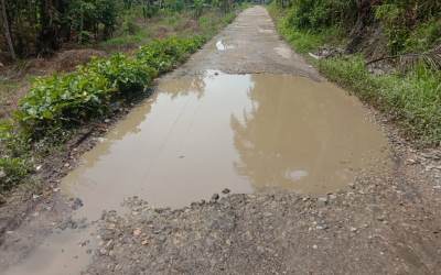 Jalan Rusak, Warga Minta Oknum DPRD Tak Tutup Mata