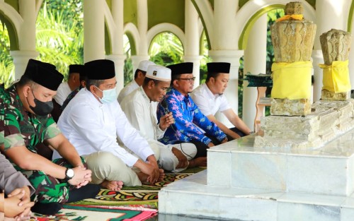 Sempena HUT RI ke 77 Bupati Alfedri Ziarah Makam Para Sultan