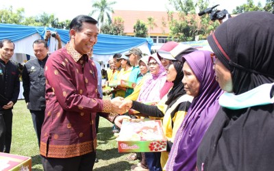 Wako Pekanbaru Berikan Bingkisan dari PMSTI untuk Pahlawan Adipura