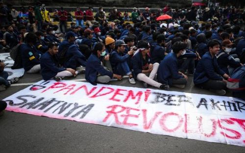 Mahasiswa Teriak 'Jokowi Offside' Saat Demo di Patung Kuda 