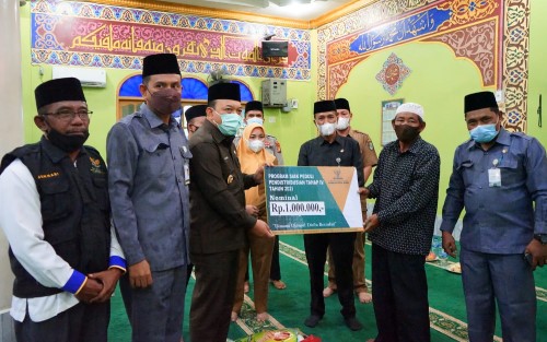 Serahkan Zakat, Ini Pesan Wabup Husni kepada Mustahik