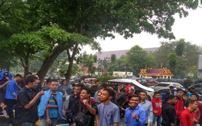 Harga Kelapa Rp500 Perbutir, Mahasiswa Demo Dewan