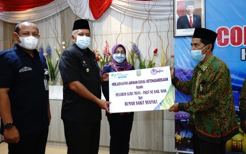 Guru MDTA di Siak Terima Jamsostek Program CSR RS Syafira