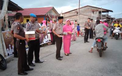 Polsek Panipahan Ikut Berbagi Rejeki Saat Ramadhan