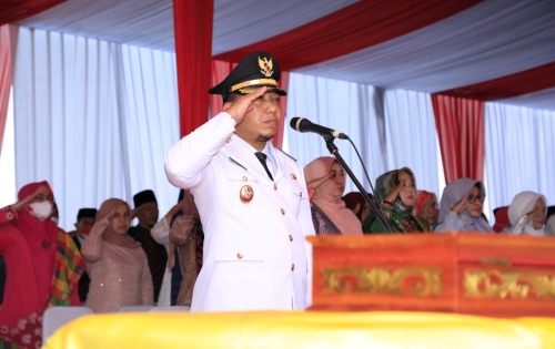 Husni Merza Pimpin Upacara Penurunan Bendera Merah Putih