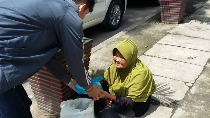 Hukum Sedekah Atas Nama Orang Meninggal Sesuai Alquran dan Hadist