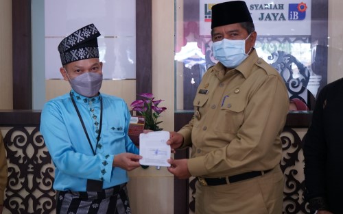 Resmikan BPR Syariah, Alfedri Langsung Buka Tabungan Pribadi