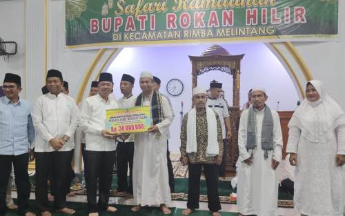 Bupati Rohil Serahkan Bantuan di Rimba Melintang