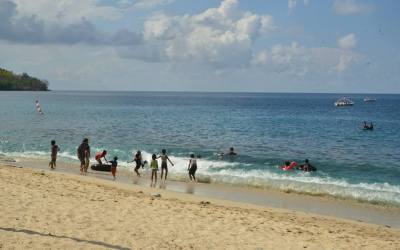 Menikmati Indahnya Pantai dan Danau di Pulau Buru