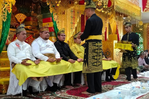 Pimpinan Bersama Anggota, DPRD Pekanbaru Ditepuk Tepung Tawar LAMR Pekanbaru