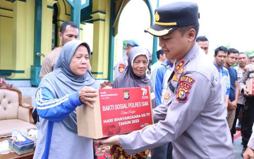 Polres Siak Baksos Bersihkan Rumah Ibadah dan Bagikan Paket Sembako