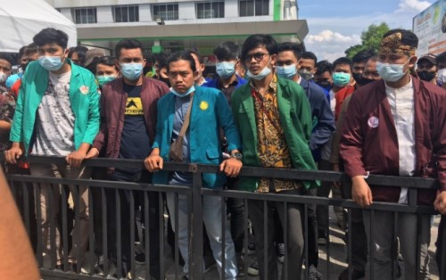 Polisi Bubarkan Demo Mahasiswa Tolak PPKM di Pekanbaru