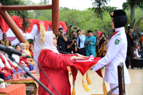 Detik-Detik Proklamasi, Bupati dan Wabup Kenakan Pakaian Adat