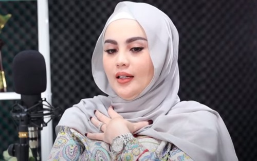 Jennifer Dunn Lelah Disebut Poligami dengan Uje