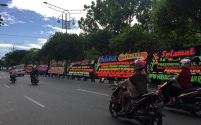 Papan Bunga 'Selamat Datang Presiden' Sambut Prabowo di Aceh